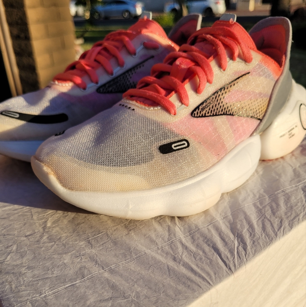 Brooks size 8.5 Womens. aurora